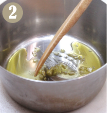 鍋にオリーブオイルとニンニクのみじん切りを入れて炒めます