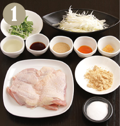 鶏もも肉は、余分な皮や脂肪、スジを取り除きます