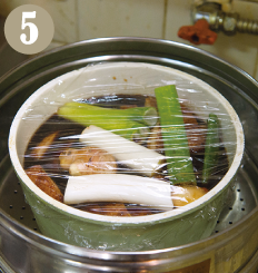 耐熱皿に調味料を合わせて肉と土生姜、青ネギを乗せてラップをし、90～120分間蒸します